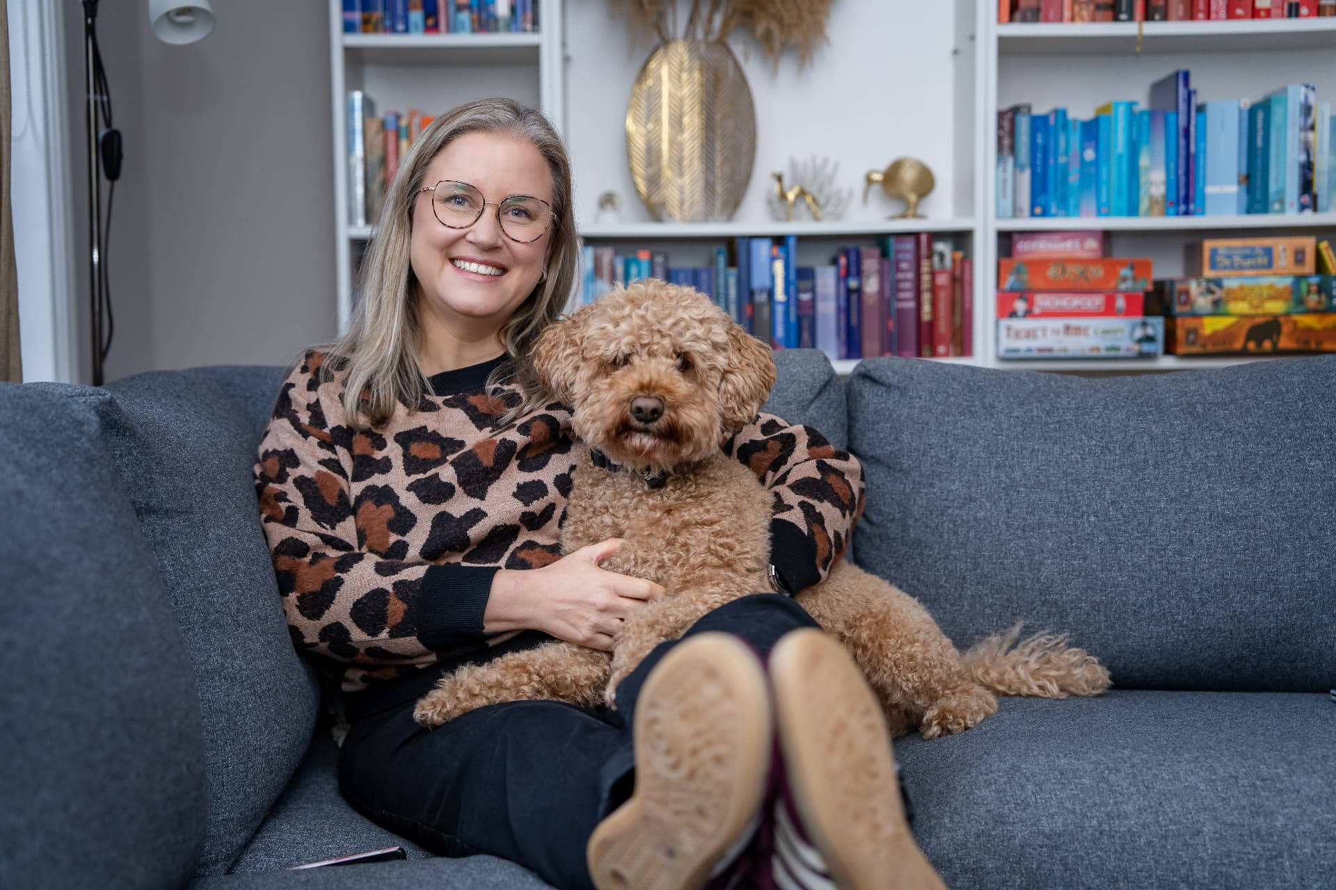 Paulien Pierik met haar hond op de bank